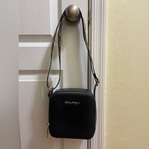 I selling Tommy Hilfiger cross body bag